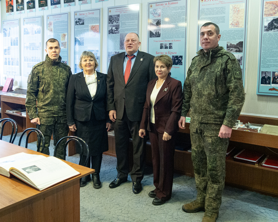 Председатель Законодательного Собрания поздравил воинов-артиллеристов