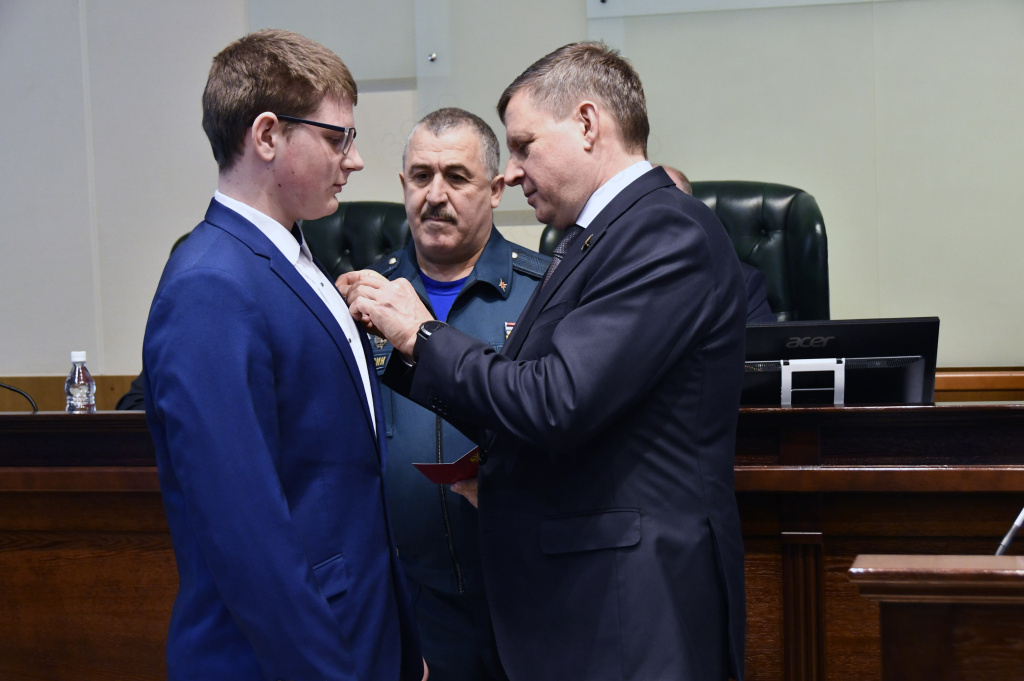 Сенатор Андрей Епишин вручил медаль Совета Федерации «За проявленное мужество» андреапольскому школьнику Никите Львову