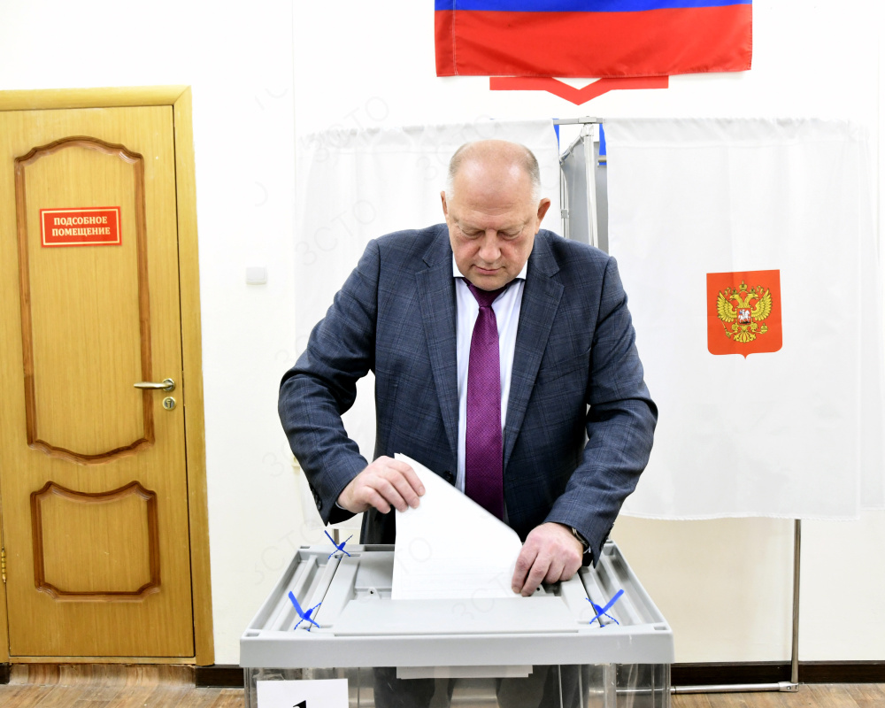 Председатель областного парламента Сергей Голубев и депутатский корпус голосуют на выборах депутатов Государственной Думы РФ, Губернатора Тверской области, Законодательного Собрания региона
