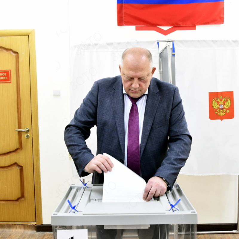Председатель областного парламента Сергей Голубев и депутатский корпус голосуют на выборах депутатов Государственной Думы РФ, Губернатора Тверской области, Законодательного Собрания региона