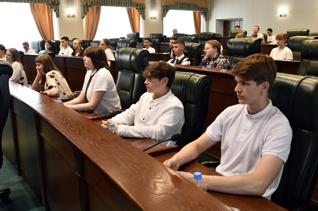 Детский общественный совет узнал, как рождаются законы в Тверской области