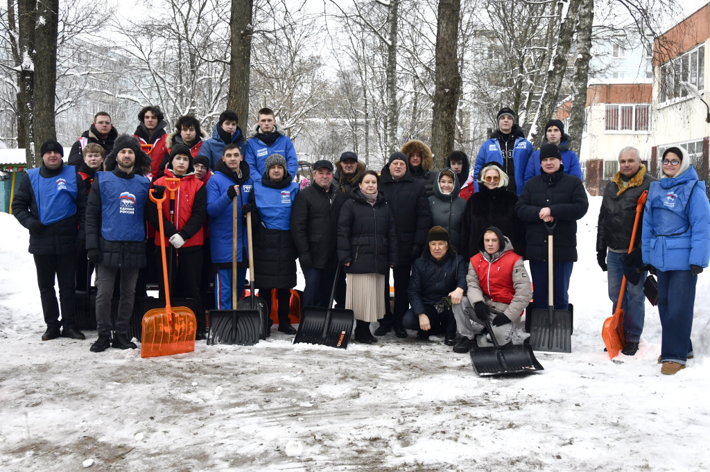 В Тверской области прошла масштабная акция по уборке снега на территории социальных учреждений