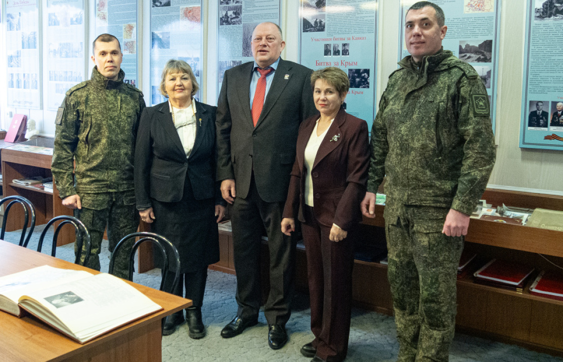 Председатель Законодательного Собрания поздравил воинов-артиллеристов